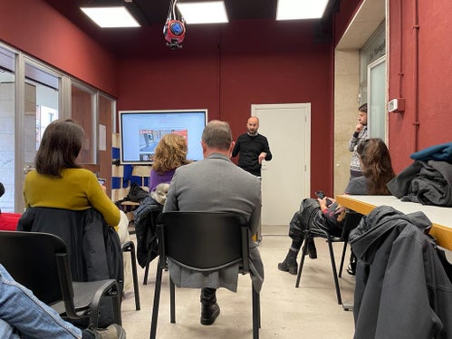 La delegazione dal Trentino durante la relazione del direttore dell’Ufficio politiche giovanili Claudio Andolfo. (Foto: ASP)