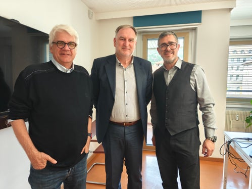 In materia di sicurezza informatica Stefan Gasslitter (nella foto da sinistra), direttore generale di Informatica Alto Adige SpA (IAA), Josef T. Hofer, direttore dell'Agenzia per l'Alto Adige Digitale (AgAAD) e Christian Steurer, direttore del Competence Center per la sicurezza informatica, remano nella stessa direzione. (Foto: USP/Ursula Pirchstaller)