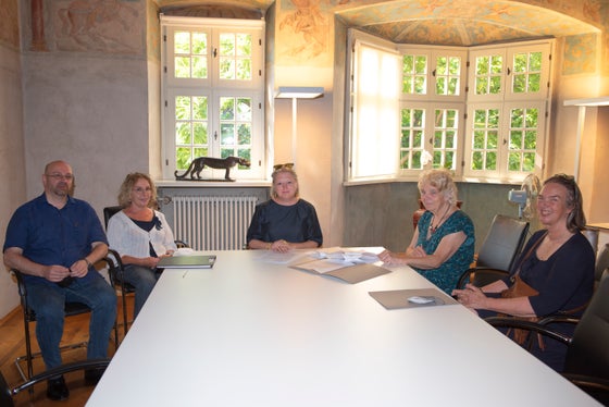 Nach der Unterschrift: Gustav Pfeifer (Landesarchiv), Christine Roilo (Landesarchiv), Karin Dalla Torre (Landeskonservatorin), Ingeborg Stainer (Evangelische Gemeinde Meran), Caroline von Hohenbühel (Evangelische Gemeinde Bozen) (Foto: Südtiroler Landesarchiv/Jasmeen Farina)