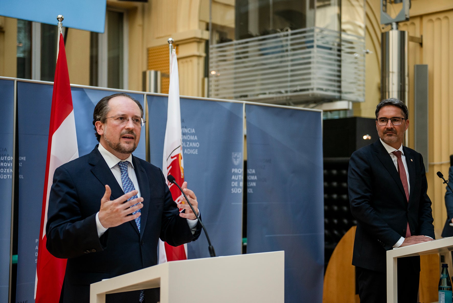 Bundeskanzler Schallenberg kennt Südtirol: Im Bild (l.) mit LH Kompatscher in der Pressekonferenz am 6. Juli 2020 beim Besuch als Außenminister in Bozen. (Foto: LPA/Claudia Corrent)