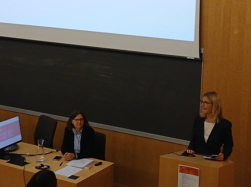 Die wissenschaftliche Leitung und Moderation lag bei Rosmarie Oberhammer, ärztliche Leiterin am Krankenhaus Bruneck und Gendermedizin-Beauftragte des Südtiroler Sanitätsbetriebs (links) und die Direktorin des Amtes für Personal, Bildung und Beiträge im Gesundheitswesen, eröffnete er das Symposium Isabella Summa bei der Eröffnung des Symposiums. (Foto: LPA)