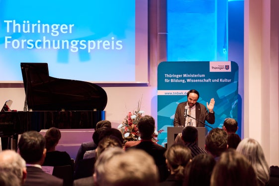 La ricerca al centro della collaborazione: l’assessore provinciale Philipp Achammer alla cerimonia di conferimento del Thüringer Forschungspreis, il premio per la ricerca della Turingia, che riconosce risultati scientifici di particolare rilievo. (Foto: USP/Thomas Abé)