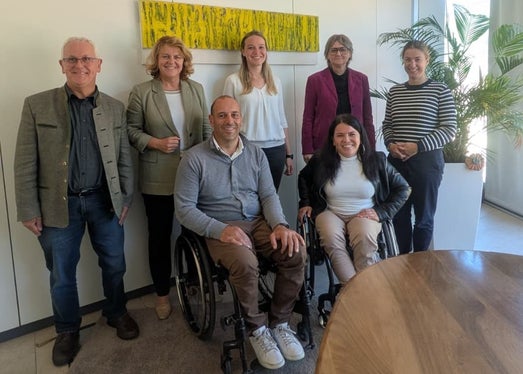 Beim Treffen mit Landesrätin Pamer ging es unter anderem um die Bedeutung ehrenamtlicher Mitarbeitenden. Im Bild (v.l.n.r.) Markus Kompatscher, Rosmarie Pamer, Michael Stampfer, Tanja Rainer, Claudia Schuler, Ressortdirektorin Michela Morandini und Verena Moser, Direktorin des Amtes für Menschen mit Behinderungen. (Foto: LPA/Hannes Wisthaler)