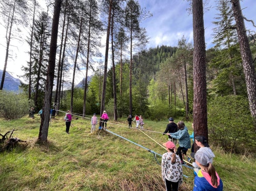 Alunni della scuola elementare di San Vigilio di Marebbe durante l'evento “Vire nosta natöra”, con cui è stato presentato il progetto pilota “Scora movimentada/Scuola in movimento” (Foto: Direzione Istruzione e Cultura Ladina)