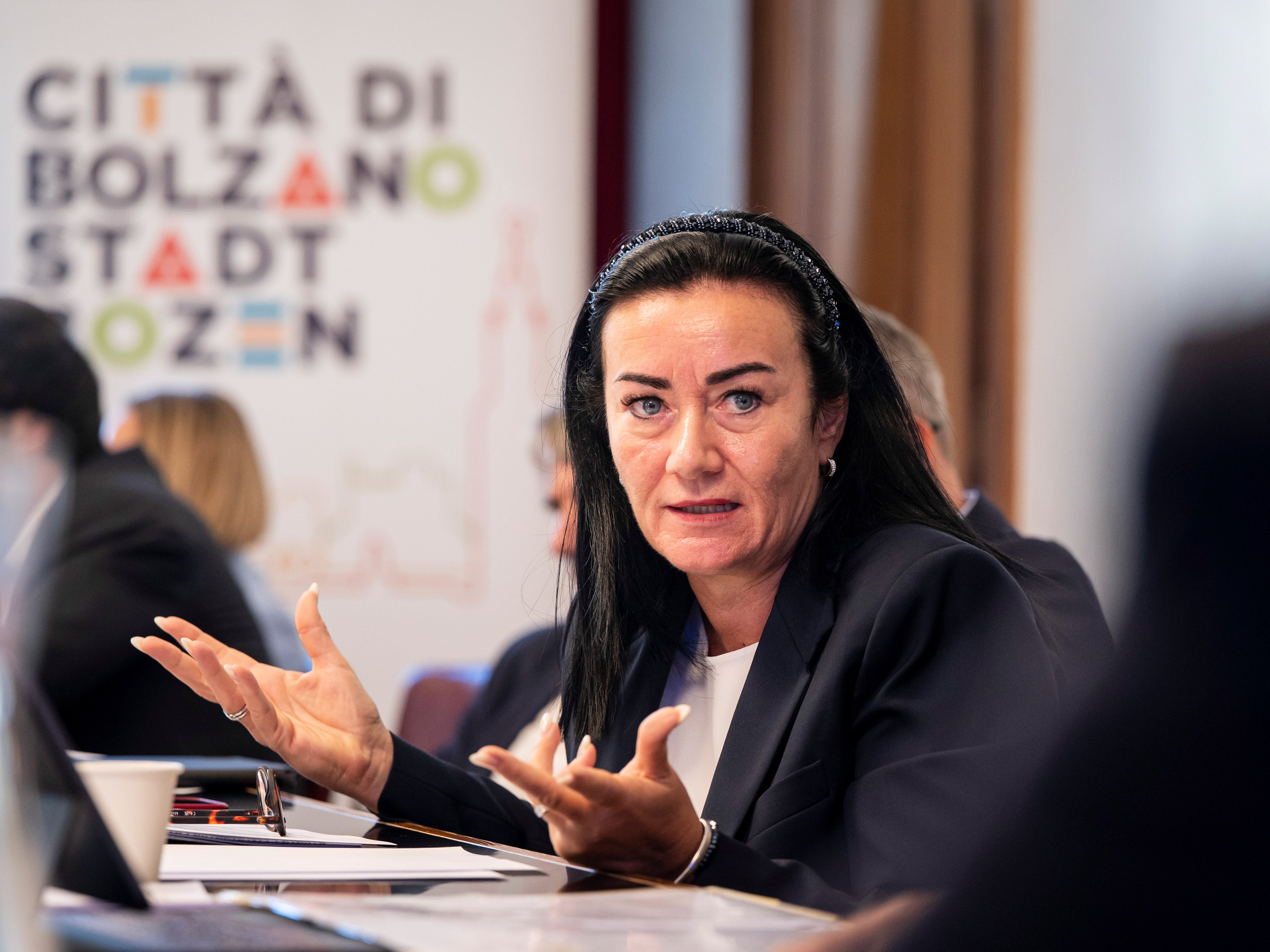 Sowohl in absoluten als auch in relativen Zahlen weist Bozen den größten Wohnraumbedarf aller Südtiroler Gemeinden auf. Die Landeshauptstadt wird in den kommenden Jahren Tausende zusätzliche Wohnungen benötigen, um einem weiteren Anstieg des ohnehin hohen Preisniveaus entgegenzuwirken, betonte Wohn-Landesrätin Ulli Mair.  (Foto: LPA/Fabio Brucculeri)