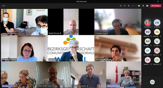 Vertreterinnen und Vertreter des Landes, der Bezirksgemeinschaft und des Sanitätsbetriebes haben gemeinsam mit Landesrätin Deeg eine Übergangslösung für das Seniorenwohnheim Schloss Moos in Sterzing gefunden. (Foto: LPA/Greta Stuefer)