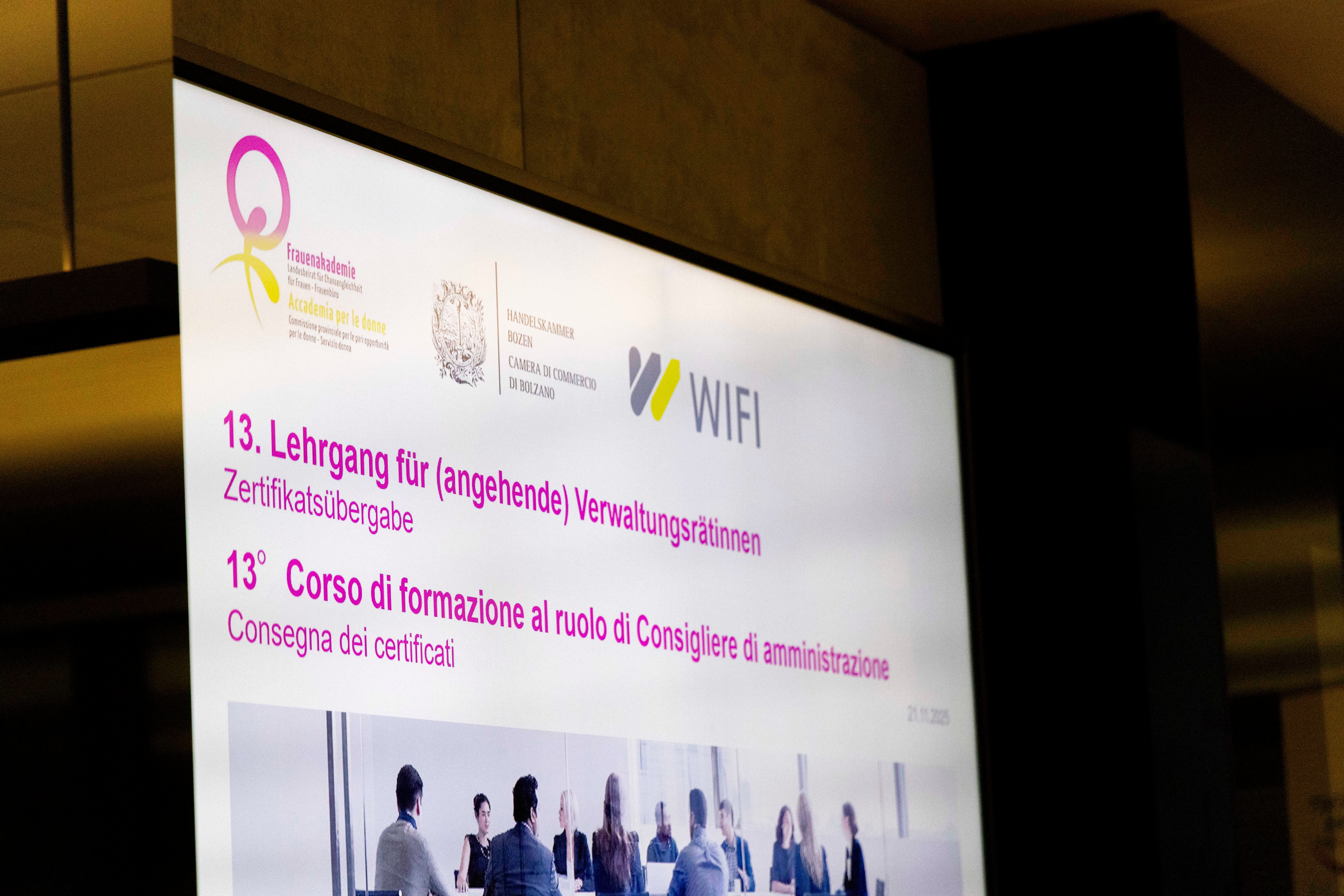 Chi ha concluso con successo il corso per aspiranti consigliere di amministrazione riceve un attestato. Il corso intende consolidare la presenza delle donne nelle posizioni strategiche e trasmettere gli strumenti necessari. (Foto: USP)
