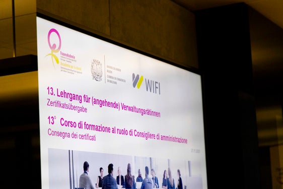 Chi ha concluso con successo il corso per aspiranti consigliere di amministrazione riceve un attestato. Il corso intende consolidare la presenza delle donne nelle posizioni strategiche e trasmettere gli strumenti necessari. (Foto: USP)
