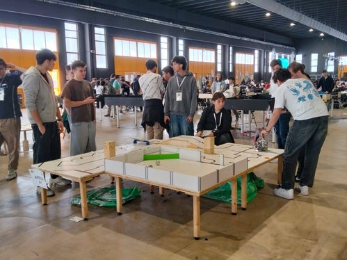 Gli studenti dell'IISS Galileo Galilei di Bolzano impegnati durante la fase finale della manifestazione nazionale dedicata alla robotica educativa, alla quale hanno preso parte assieme ai colleghi della Scuola secondaria di primo grado Fabio Filzi di Laives. (Foto: IISS Galileo Galilei)