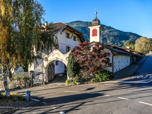 Bild des Monats Oktober 2025: der Egenhof in Algund (Foto: LPA/Martin Geier)