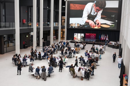 Pra la Fiera de Bulsan à za. 120 nviei y nviedes dl mond dla cësadafuech y de chiche à gën la gastronomia raiunela rica dl Tirol, Südtirol y dl Trentin pudù descuvierjer la spezialiteies culineres dl’Euregio. (Foto: USP/Bernhard Aichner)