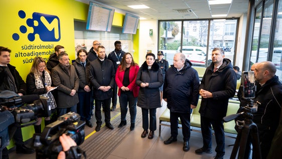 All'Infopoint altoadigemobilità presso la stazione degli autobus di Bolzano sono state presentate dagli assessori provinciali competenti, dal questore e dai rappresentanti di Sasa e Sta le misure per aumentare la sicurezza sui trasporti pubblici. (Foto: USP/Fabio Brucculeri)