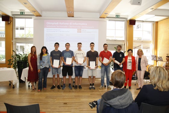 Auszeichnung mit Buch und Urkunde: die Bestplatzierten der Territorialen Wettbewerbs der Informatikolympiade (Foto: LPA/Deutsche Bildungsdirektion/Verena Hilber)