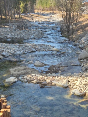 Nach den Revitalisierungsarbeiten des Amtes für Wildbach- und Lawinenverbauung Ost zeigt sich das Flussbett des Pidigbachs (Gsieserbachs) in St. Martin in Gsies nun naturnäher. (Foto: LPA/Amt für Wildbach- und Lawinenverbauung Ost in der Agentur für Bevölkeurngsschutz)