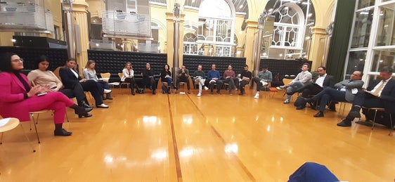 Un momento dell'incontro avvenuto nel cortile interno di Palazzo Widmann. (Foto: ASP/Ufficio giovani)