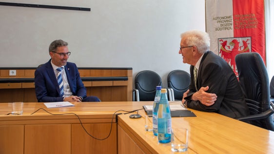 Der baden-württembergische Ministerpräsident Kretschmann berichtete Landeshauptmann Kompatscher über die Maßnahmen seiner Regierung, um die Energiewende voranzutreiben. (Foto: LPA/Fabio Brucculeri)