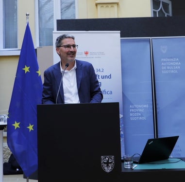 Unser Bestreben ist es, Südtirols Forschungslandschaft&nbsp;auf eine neue, internationalere&nbsp;Ebene zu heben, betont Landeshauptmann Arno Kompatscher, im Bild bei der Veranstaltung im Landhaus in Bozen, bei der die Kooperationsvereinbarungen mit DFG und SNF erneuert wurden (Foto: LPA/Steinegger)