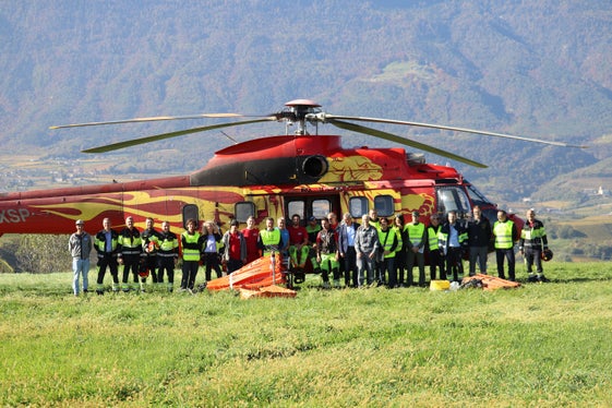 Gruppenfoto mit Landesrat Luis Walcher (im Zentrum) und Hubschrauber Super Puma (Foto: LPA/Maja Clara)