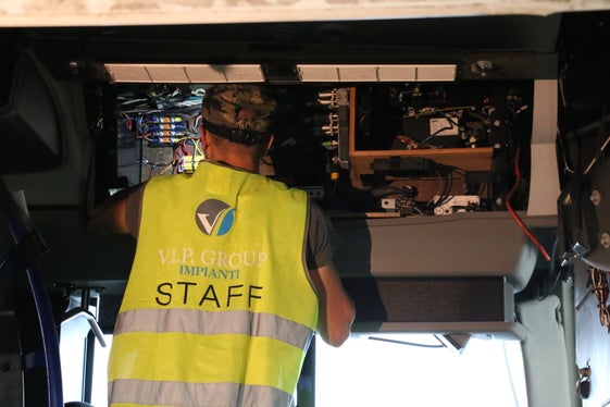 Per installare il nuovo sistema di ticketing è necessario ricablare l'intero autobus (Foto: ASP/Patrick Thaler)