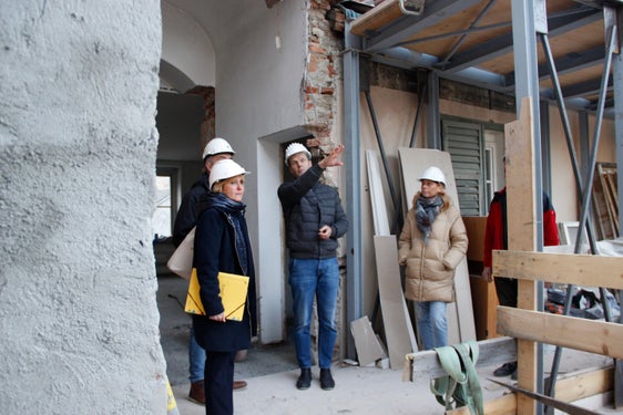 Sopralluogo alla residenza per anziani di Rio Pusteria in costruzione.  Nella foto, l'assessora Deeg durante il sopralluogo, con Christian Klotzner e Barbara Seidner, tra gli altri, della Fondazione St. Elisabeth che gestisce la struttura (Foto: ASP/Hannes Wisthaler)
