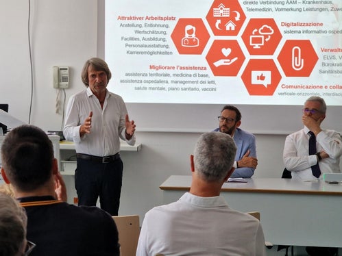 È importante passare da un'assistenza centrata sull'ospedale a un'assistenza più orientata alla promozione della salute, ha sottolineato l'assessore provinciale alla Prevenzione sanitaria e salute (in primo piano a sinistra) con Luca Armanaschi, direttore amministrativo dei servizi medici, e il direttore del dipartimento Michael Mayr a colloquio con i dirigenti e i dipendenti dell'ospedale specialistico di Merano/Merano. (Foto: USP/Angelika Schrott)