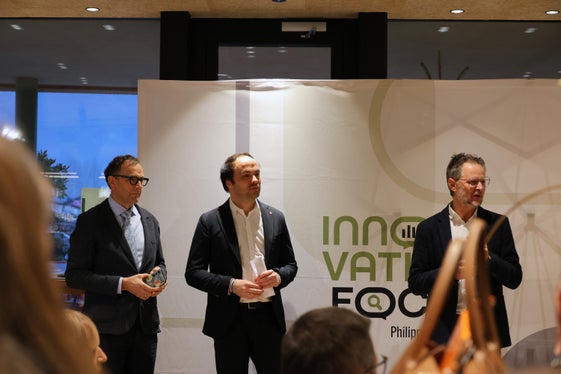 Innovationsabteilungsdirektor Franz Schöpf, Landesrat Philipp Achammer und Mein Beck-Geschäftsführer Manfred Öggl beim Innovationsfrühstück in Nals. (Foto: LPA/Clara Masiero)