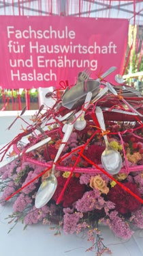 Kreativ und nachhaltig: So präsentierter sich die Fachschule für Hauswirtschaft und Ernährung Haslach auf dem Bozner Blumenmarkt (Foto: LPA/Fachschule für Hauswirtschaft und Ernährung Haslach) 