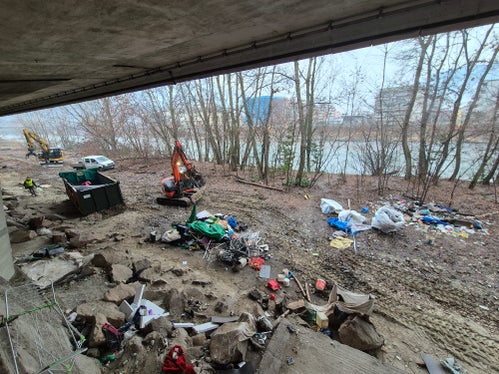 An den Ufern des Eisacks in Bozen hat das Amt für Wildbach- und Lawinenverbauung Süd hat in Zusammenarbeit mit der Gemeinde Bozen, der Brennerautobahn AG A22, der Stadtpolizei und dem für Umwelthygiene zuständigen Dienstleister Seab umfangreiche Müllsammlungsarbeiten durchgeführt. (Foto: LPA/Amt für Wildbach- und Lawinenverbauung Süd in der Agentur für Bevölkerungsschutz)
