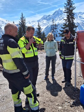Dal 10 aprile, 145 ettari di bosco sono andati in fumo nel territorio dei Comuni di Prato allo Stelvio e Stelvio; nella foto (da sinistra) il comandante dei vigili del fuoco Martin Gasser dei vigili del fuoco del Corpo permanente di Bolzano, Andreas Platter dell'Ispettorato forestale di Silandro, la vicesindaca di Prato Michaela Platzer e il sindaco di Prato Rafael Alber (Foto: USP/Stazione forestale di Prato/Barbara Folie)