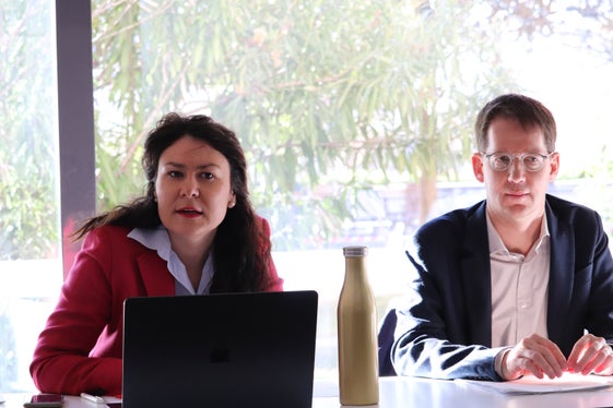 Irene Prinoth è ora a capo dell'Istituto culturale ladino Micurá de Rü, accanto a lei Jürgen Runggaldier, direttore dell'Ufficio provinciale per la cultura ladina e giovani. (Foto: USP/Maja Clara)