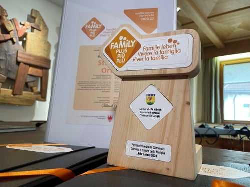 L'audit FamilyPlus e il relativo certificato rendono visibile l'attenzione alle famiglie da parte dei Comuni. Ortisei è stato il sesto Comune a ricevere il certificato oggi (19 maggio) (Foto: ASP/GNews)