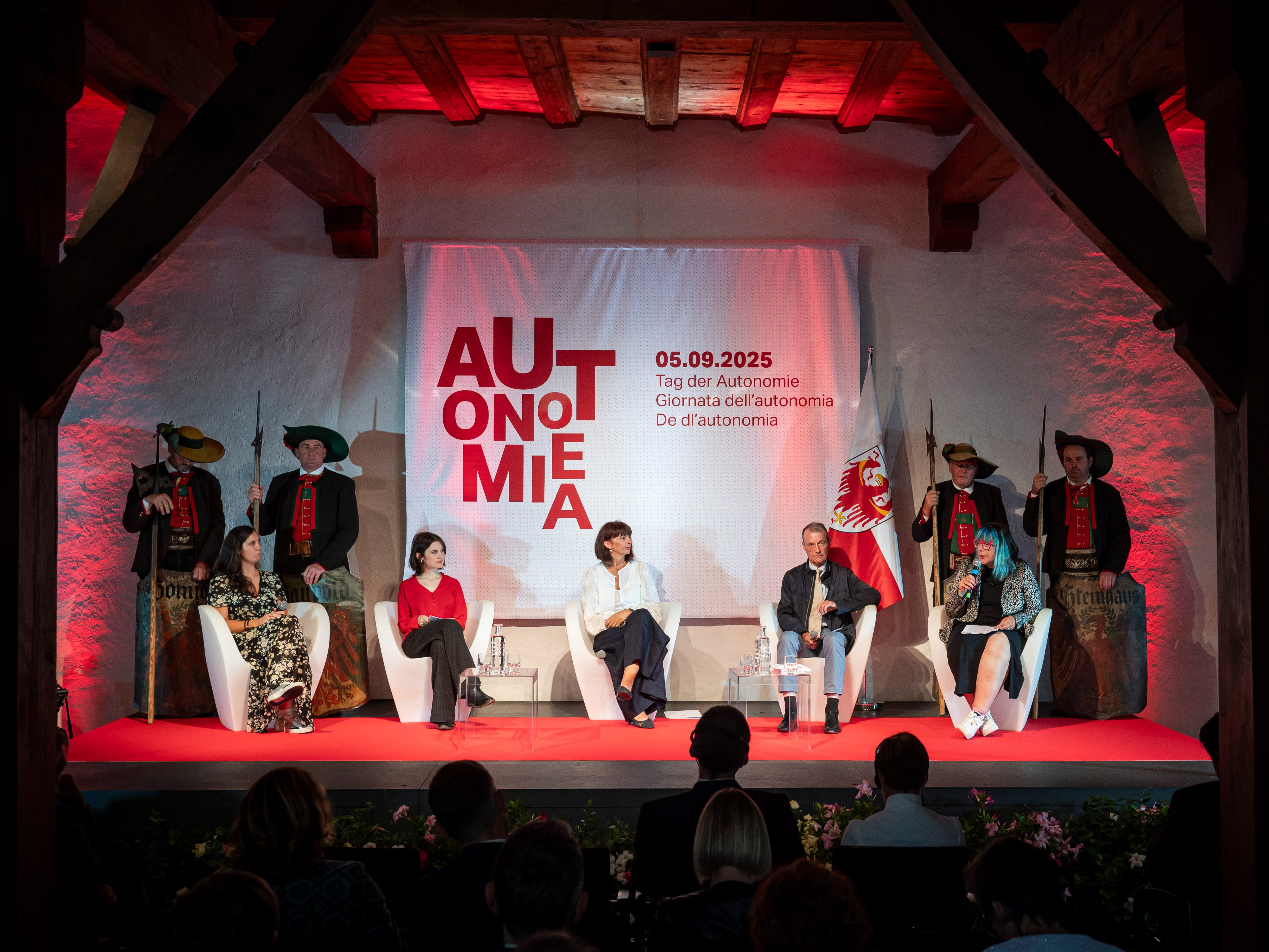Hanno discusso sul tema “Tutela delle minoranze, promozione del dialogo e della pace”: (da sinistra) Marlies Alber (Eurac Research), Ana Grilc (Club degli studenti sloveni a Vienna), Olivia Schubert (vicepresidente dell’Autogoverno nazionale dei tedeschi in Ungheria), Heinrich Huber (ladino) e Katharina Crepaz (Eurac Research). (Foto: USP/Fabio Brucculeri)