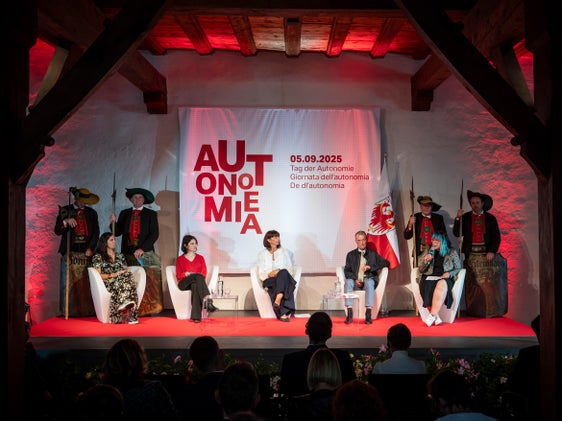 Diskutierten über "Minderheitenschutz, Dialog und Frieden fördern": (v.l.) Marlies Alber (Eurac Research), Ana Grilc (Klub slowenischer Studierender in Wien), Olivia Schubert (Ungarndeutsche), Heinrich Huber (Ladiner) und Katharina Crepaz (Eurac Research). (Foto: LPA/Fabio Brucculeri)