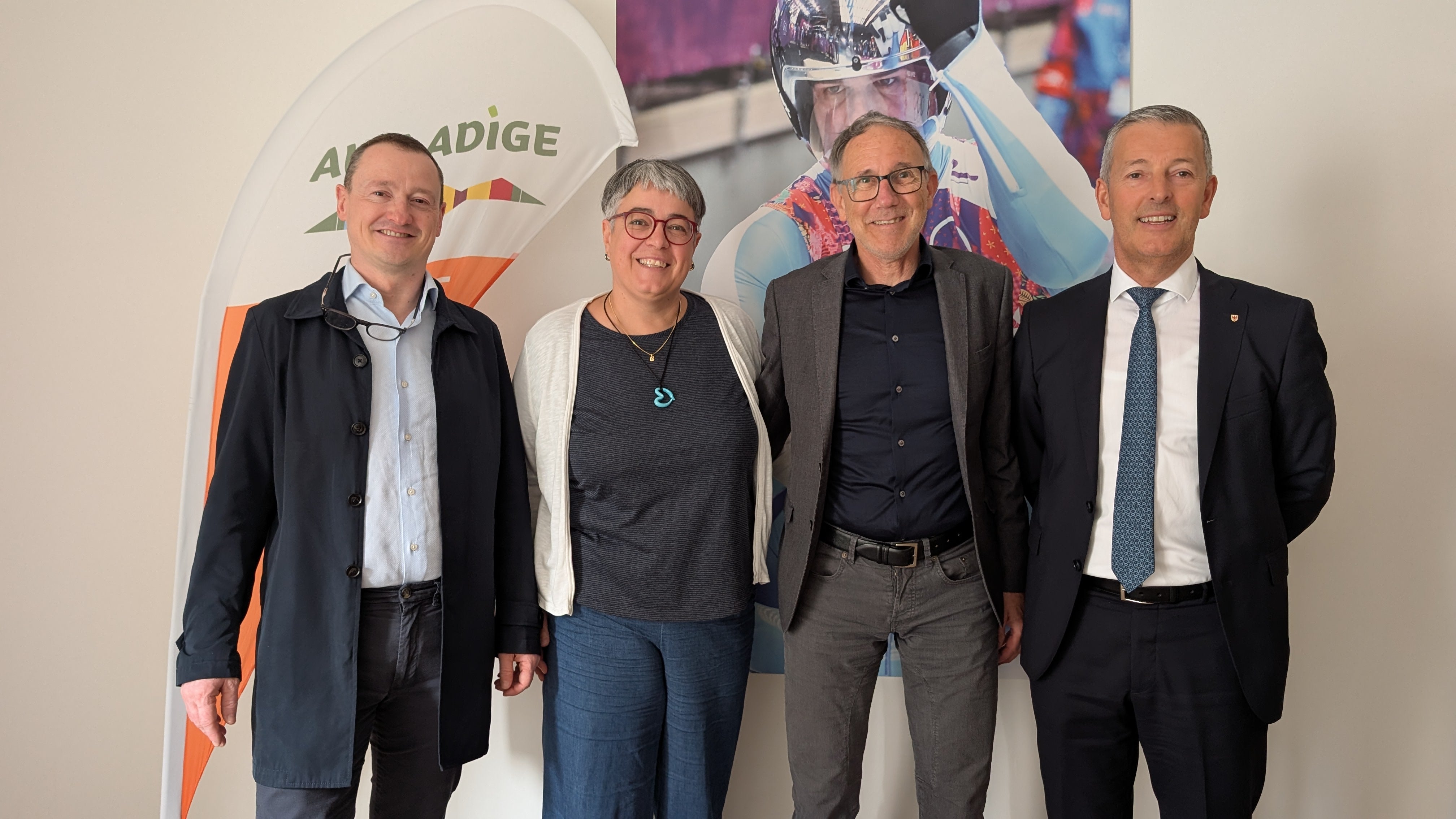 Im Amt für Sport steht nach über 20 Jahren ein Wechsel in der Direktion an: Armin Hölzl (2.v.r.) geht in Pension, im Juli übernimmt Laura Savoia (2.v.l.) die Führungsposition. Landesrat Peter Brunner (1.v.r.) und Ressortdirektor Alexander Gruber (1.v.l.) haben sich kürzlich bei Hölzl bedankt und Savoia alles Gute für die neue Aufgabe gewünscht. (Foto: LPA/Vera Brunetti)