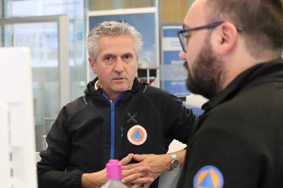 Austausch über Arbeitsweisen und Tätigkeiten, Vorstellung von Neuigkeiten, Besprechung von Herausforderungen: der Direktor des Landeswarnzentrums in der Agentur für Bevölkerungsschutz Willigis Gallmetzer beim Treffen mit Mitarbeitern der Landeswarnzentrale Tirol (Foto: LPA/Maja Clara)