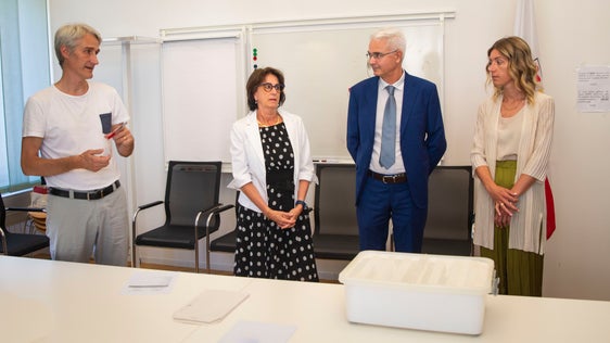 Il direttore dell'Ufficio provinciale per gli Affari istituzionali, Andrea Tezzele (a sinistra), con i componenti dell'Ufficio elettorale centrale (da sinistra) la presidente Maria Teresa Wiedenhofer, il vicepresidente Fabrizio Cavallar e Giulia Rossi. (Foto: ASP/Fabio Brucculeri)