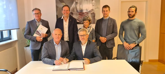 Bei der Unterzeichnung des neuen Abkommens zur Bewertung von Dienstbarkeiten und zeitweiligen Besetzungen landwirtschaftlicher Flächen bei Enteignungen: (v.l.) Bauernbund-Direktor Siegfried Rinner, Bauernbund-Obmann Leo Tiefenthaler, der Direktor des Amtes für Schätzungen, Paolo Bega, Landesrat Bessone, Schätzberaterin Sonja Kugler, der Agronom Hermann Stuppner und Ressortdirektor Davide Gemmellaro (Foto: LPA/Anna Pitarelli)