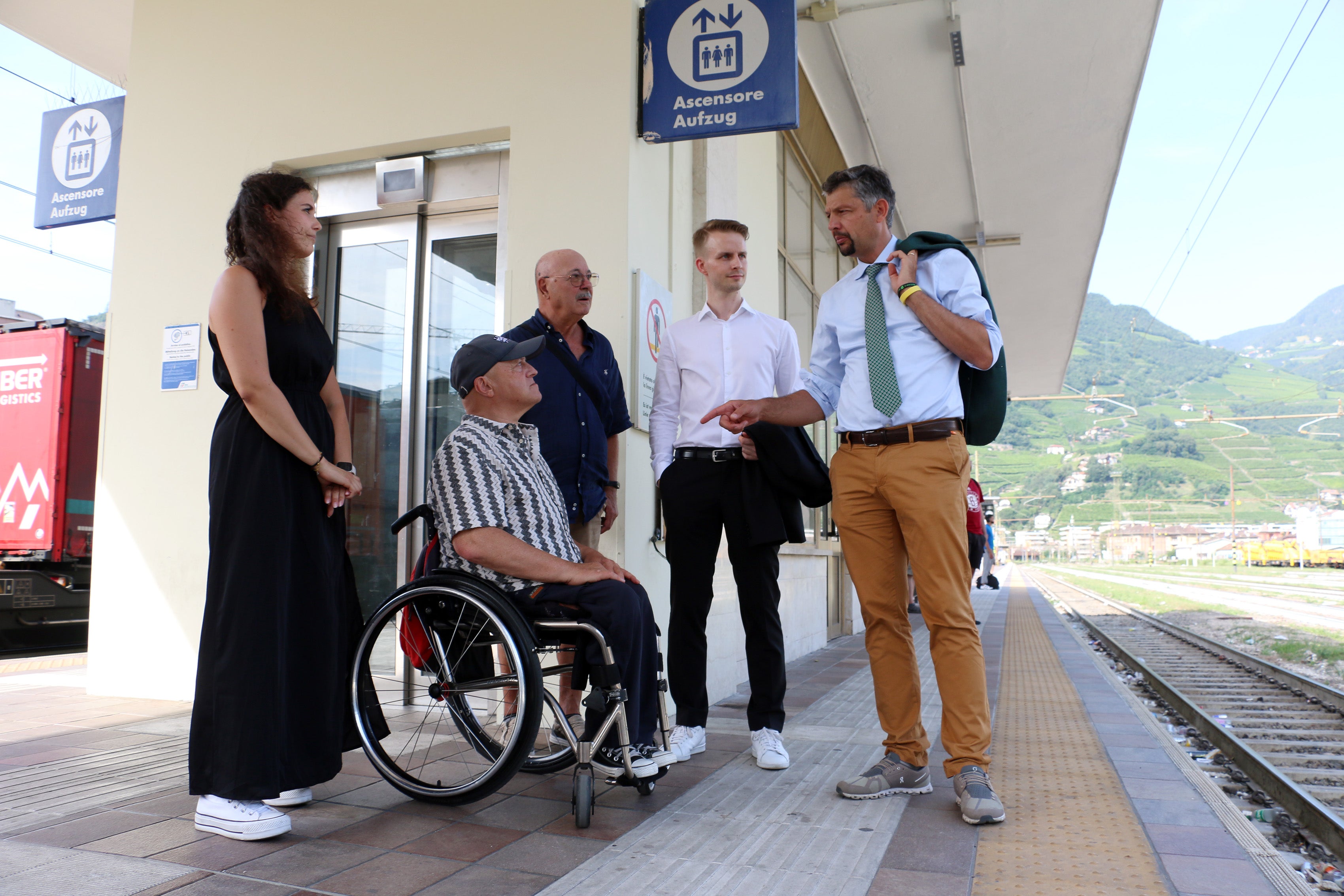 I responsabili del progetto Giulia Ferrarese, Maurizio Dallepiatte, Renzo Battistella, il presidente di ANMIC Thomas Aichner e l'assessore Daniel Alfreider dialogano in merito al tema della mobilità pubblica. (Foto: ASP/Ingo Dejaco)