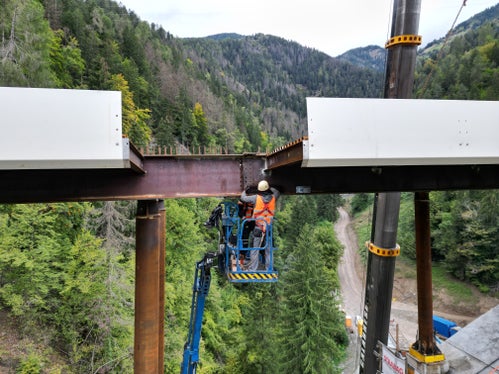 Die Verbindungselemente für die neue Brücke bei Schloss Eschenlohe  auf der Landesstraße im Ultental werden direkt am Ort des Einbaus verschraubt. (Foto: LPA/DNA)