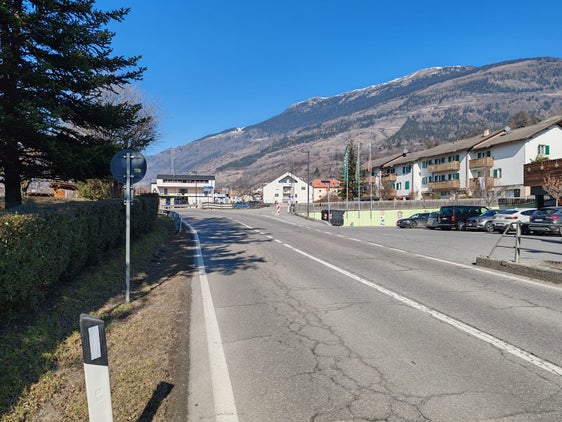 Die Verkehrssicherheit an der Dorfeinfahrt von Schluderns wird verbessert: Neue Einbiegespuren, eine breitere Straße und sichere Fußgängerwege sollen für mehr Übersichtlichkeit sorgen. Die Bauarbeiten starten im März 2025. (Foto: LPA/Landesabteilung Tiefbau)