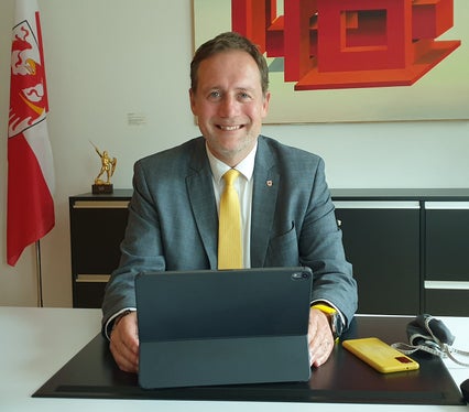 Um den Energieverbrauch der landeseigenen Immobilien zu reduzieren, setzt das Land - im Bild LR Massimo Bessone - auf den Anschluss ans Fernwärmenetz. (Foto: LPA)