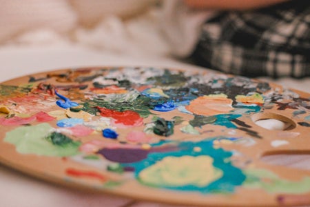 Artistes y artisć che ulëssa se damandé na njonta ala pension tres la man publica, muessa avëi paià ite nstësc te n fond per na pension cumplementera bele l ann dant y fé dumanda de iscrizion tl Register provinziel dl’artistes y di artisć nchin ai 31 de merz. (Foto: Unsplash)