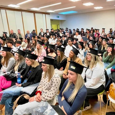 Sono 150 le studentesse e gli studenti che hanno completato il ciclo formativo alla Scuola per le professioni sociali “E. Lévinas”, in uno dei dieci percorsi didattici proposti. (Foto: USP/Levinas)