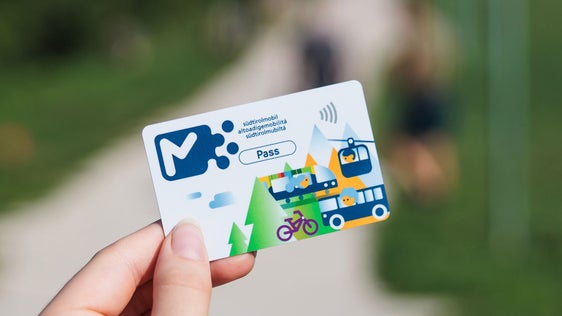 Se si è ordinato un nuovo Pass U19, la tessera verrà spedita direttamente alla scuola e distribuita a inizio anno scolastico. I nuovi Pass U19 sono validi dal 1° settembre 2025 al 15 settembre 2026 dopo il pagamento della quota annuale. (Foto: USP/STA - Strutture Trasporto Alto Adige)