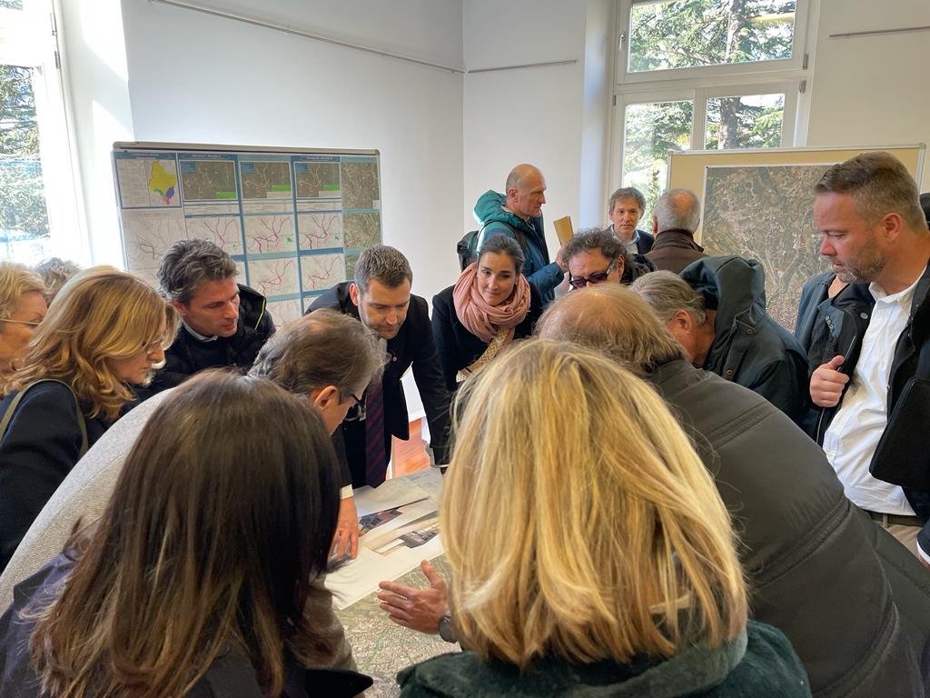 Più di 350 persone interessate hanno partecipato alla giornata informativa di oggi (15 febbraio) organizzata dalla Provincia, dalla STA - Strutture Trasporti Alto Adige e dai tre Comuni di Merano, Scena e Tirolo. (Foto: ASP/Ingo Dejaco)