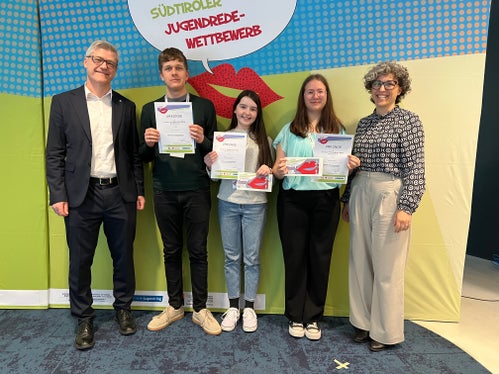 Sieger Klassische Rede Mittelschule (von links): Mariano Paris (Leiter Kommunikation und Marketing Volksbank), 2. Platz Sebastian Selva, 1. Platz Anna Klara Perkmann, 3. Platz Marie Ladurner, Manuela Weber (Geschäftsführerin Südtiroler Jugendring) (Foto: LPA/Landesamt für Jugendarbeit/Anita Demetz)