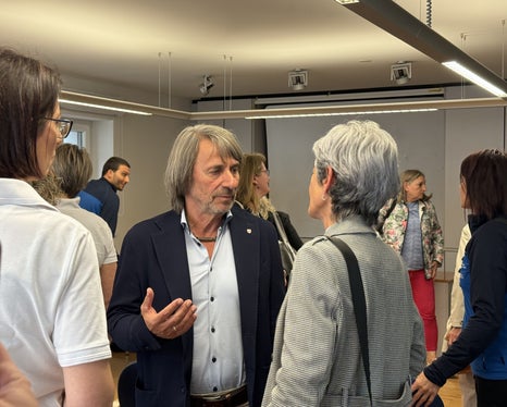 Gesundheitsladnesrat Hubert Messner im Dialog mit Mitarbeiterinnen im Sprengel Tauferer Ahrntal über Arbeitsalltag, Herausforderungen und Entwicklungpen. (Foto: LPA/Angelika Schrott)