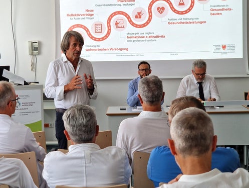 “Puntiamo su prossimità e lavoro in rete, ovvero su un’assistenza vicina alle persone e su una maggiore collaborazione tra le strutture”, ha sottolineato l’assessore provinciale alla Prevenzione sanitaria e salute, Hubert Messner (in piedi), durante l’incontro con i primari dell’ospedale di Merano. (Foto: USP/Angelika Schrott)