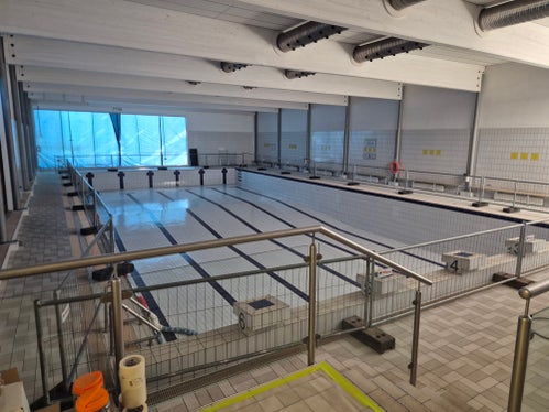 Das Schulhallenbad D. Samuele wird umfassend energetisch saniert. Im April wurde mit den ersten Eingriffen begonnen. Bis Oktober sollen die Arbeiten beendet sein. (Foto: LPA/Gianluca Crocco)