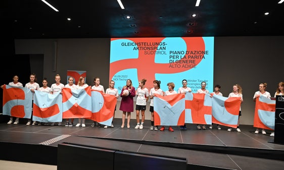 Wir sind die Zukunft!: Die Spielerinnen der U17 des FC Südtirol Women spielte Beiratspräsidentin Ulrike Oberhammer den Ball zu, um diesen gemeinsam ins Tor zu bringen und damit mehr Chancengleichheit zu erreichen. (Foto: LPA/Manuela Tessaro) 